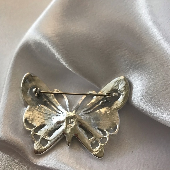 Butterfly brooch in green and teals on silver - Picture 3 of 3